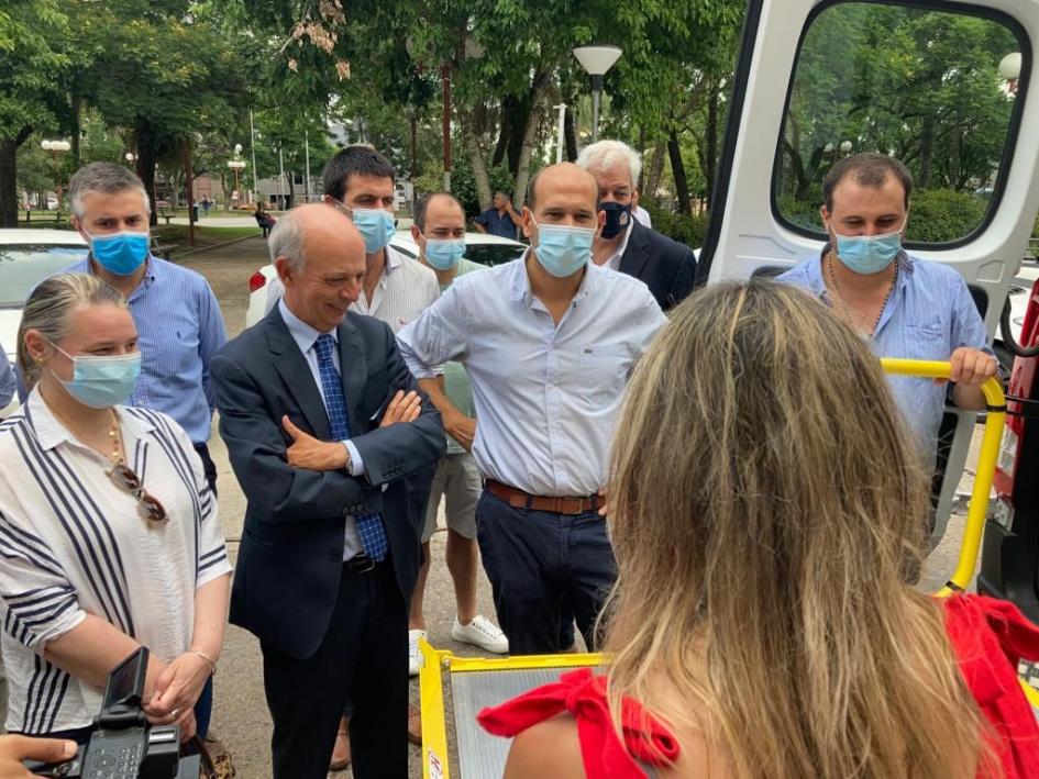 Autoridades presentes en la entrega del vehículo 