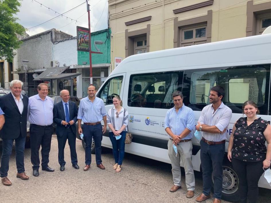 Autoridades junto a la camioneta entregada en Tacuarembó 