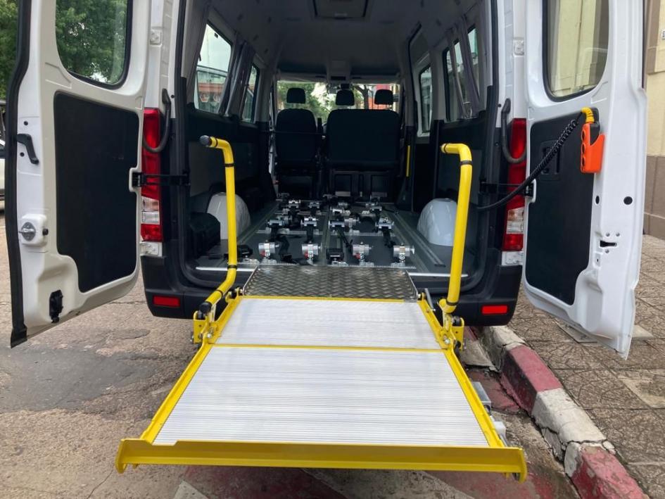 Interior de la camioneta adaptada para personas con discapacidad Interior de la camioneta adaptada para personas con discapacidad