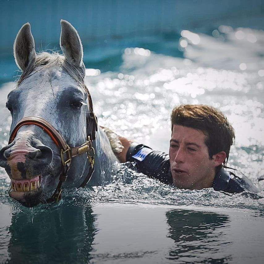 Santiago en el agua junto a su caballo