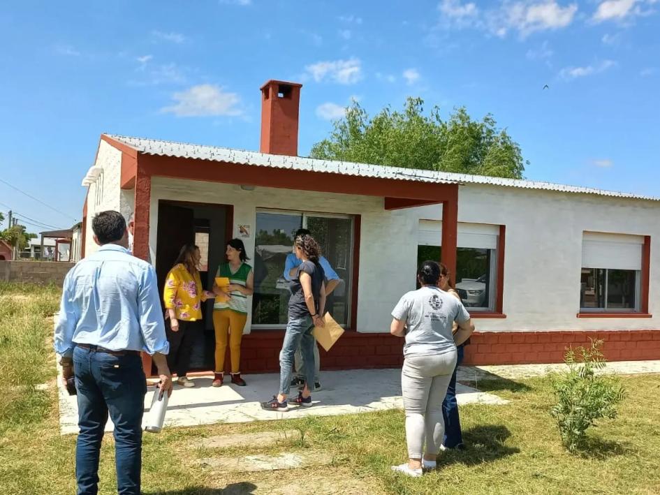 Diálogo de los presentes en la entrada de la vivienda