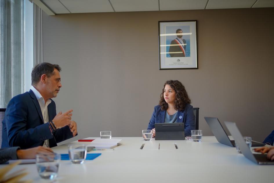 Reunión con el Ministerio de Desarrollo Social y Familia de Chile. Graña sentado a la mesa grande de reunión, en la cabecera la ministra Toro.