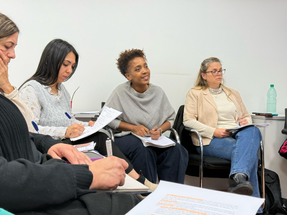 Primera sesión del Consejo Nacional de Equidad Racial y Afrodescendencia en 2025. Representante del Consejo de Equidad Racial presenciando una reunión en una sala.