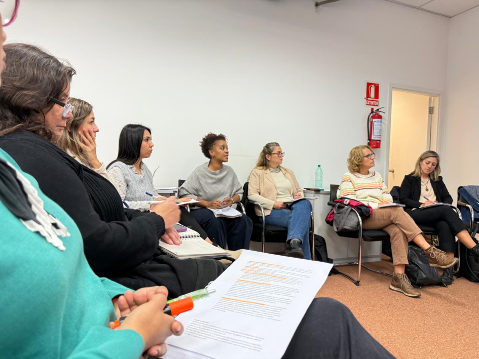 Primera sesión del Consejo Nacional de Equidad Racial y Afrodescendencia en 2025. Representante del Consejo de Equidad Racial presenciando una reunión en una sala.