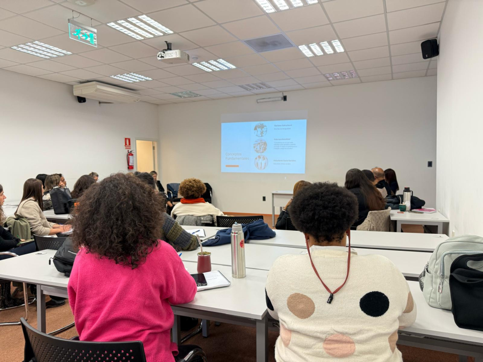 Primera sesión del Consejo Nacional de Equidad Racial y Afrodescendencia en 2025. Representante del Consejo de Equidad Racial presenciando una reunión en una sala.