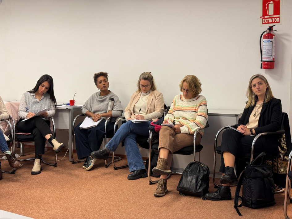 Primera sesión del Consejo Nacional de Equidad Racial y Afrodescendencia en 2025. Representante del Consejo de Equidad Racial presenciando una reunión en una sala.