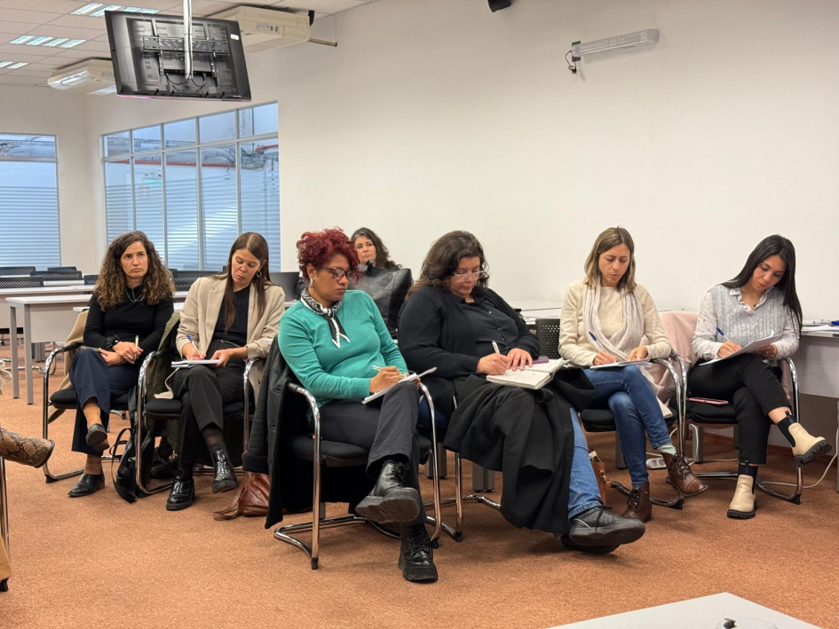 Primera sesión del Consejo Nacional de Equidad Racial y Afrodescendencia en 2025. Representante del Consejo de Equidad Racial presenciando una reunión en una sala.