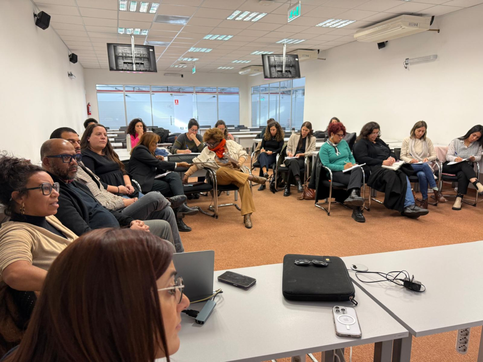 Primera sesión del Consejo Nacional de Equidad Racial y Afrodescendencia en 2025. Representante del Consejo de Equidad Racial presenciando una reunión en una sala.