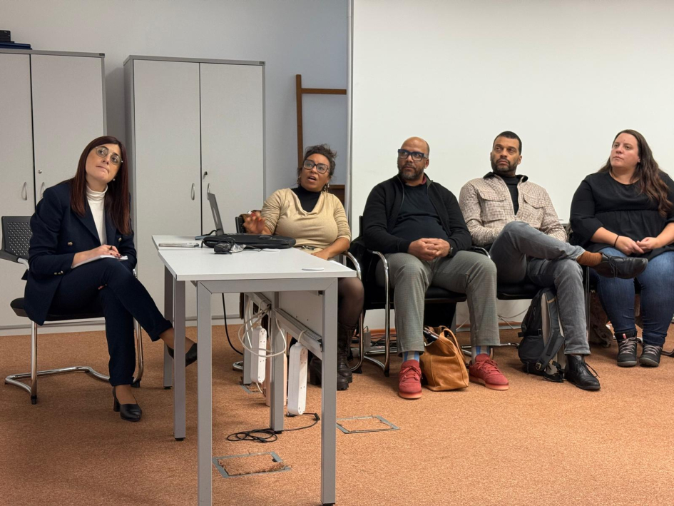 Primera sesión del Consejo Nacional de Equidad Racial y Afrodescendencia en 2025. Representante del Consejo de Equidad Racial presenciando una reunión en una sala.