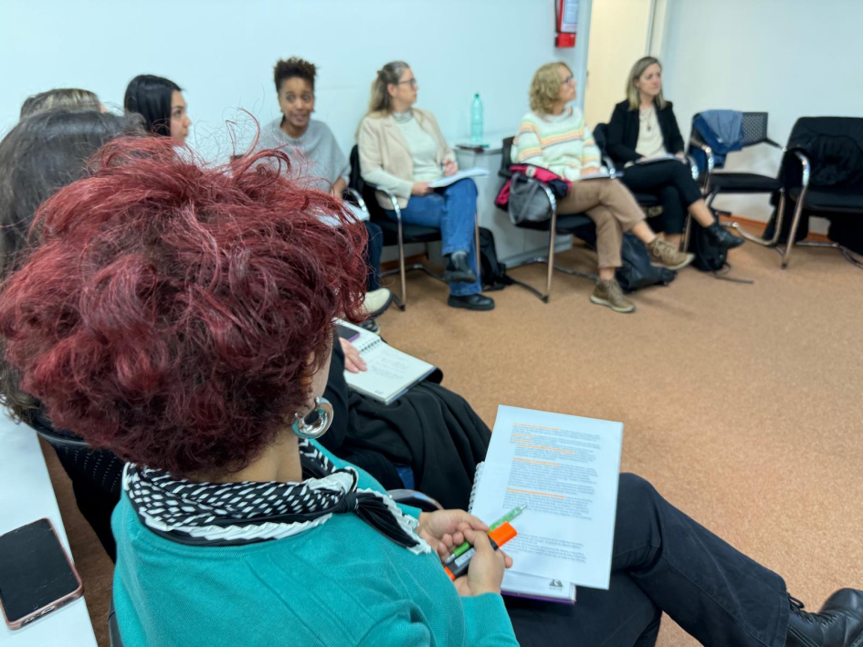 Primera sesión del Consejo Nacional de Equidad Racial y Afrodescendencia en 2025. Representante del Consejo de Equidad Racial presenciando una reunión en una sala.