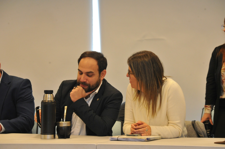 Ministro Gonzalo Civila y ministra Tamara Paseyro Ministro Gonzalo Civila hablando en una mesa con ministra Tamara Paseyro