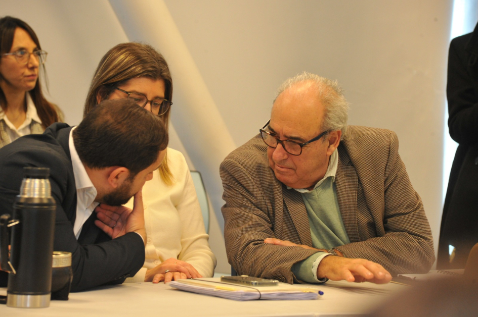 Ministros Gonzalo Civila y Alfredo Fratti y ministra Tamara Paseyro Dos ministros (Civila y Fratti) y una ministra (Paseyro) conversando en una mesa.