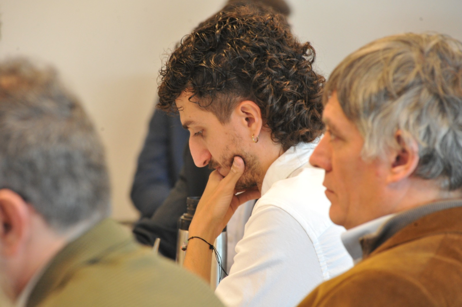 Gerente de Asuntos Internacionales y Cooperación, Marcel Birnfeld. Joven gerente de asuntos internacionales y cooperación en reunión.