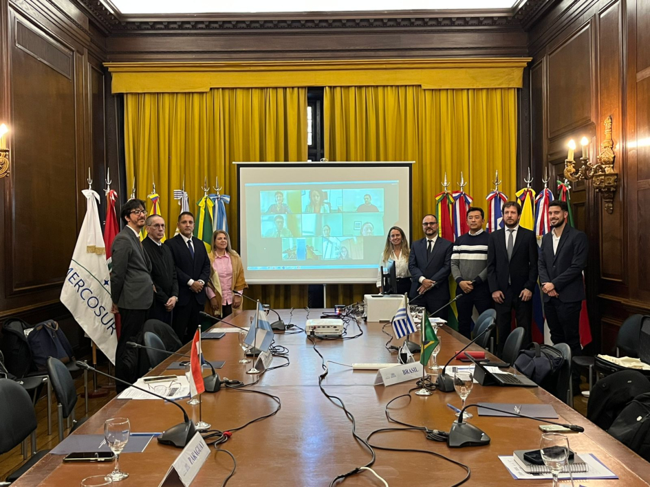 Gerente de Asuntos Internacionales Marcel Birnfeld en reunión de MERCOSUR. Representantes del MERCOSUR posando para foto en reunión híbrida.