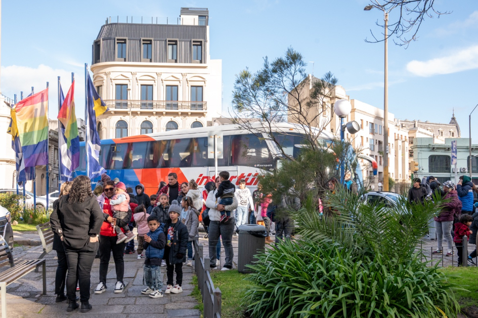 Niños, niñas y adolescentes de Colonia en el Ministerio de Turismo