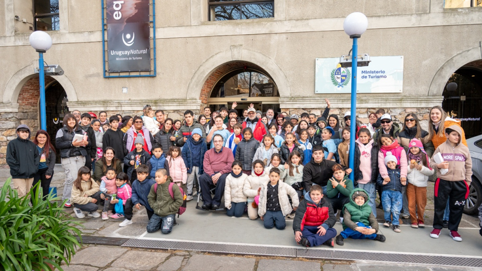 Niños, niñas y adolescentes de Colonia en el Ministerio de Turismo