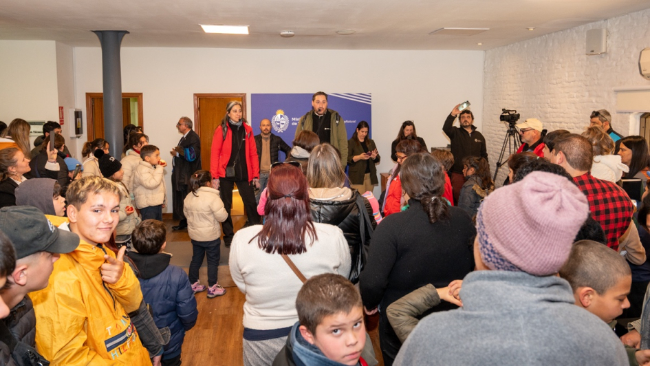 Niños, niñas y adolescentes de Colonia en el Ministerio de Turismo