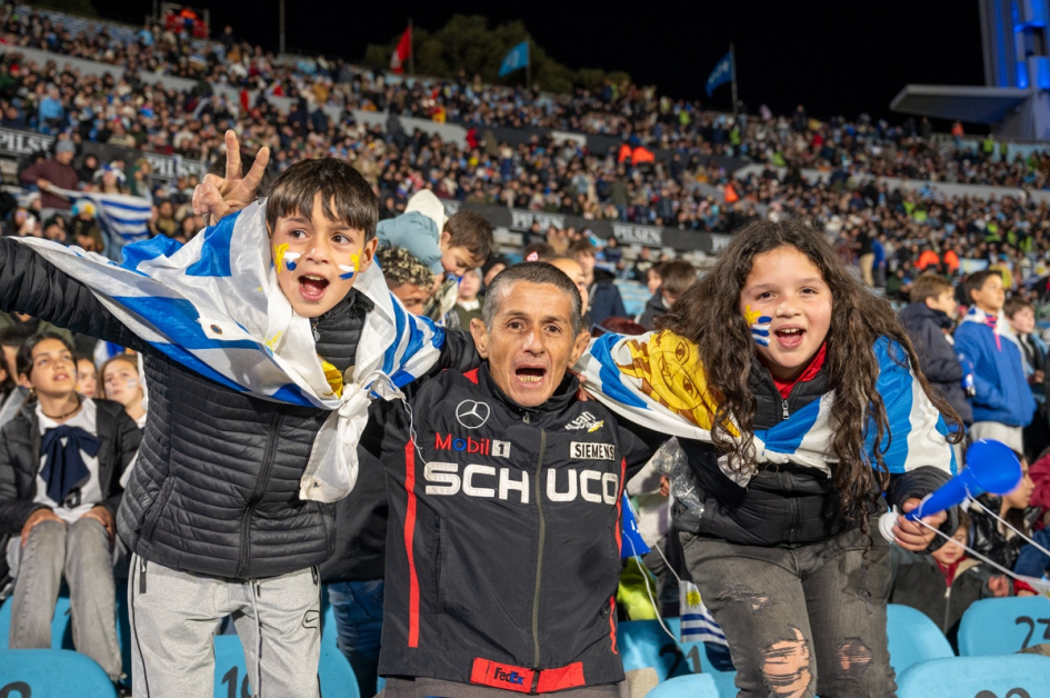 Niños, niñas y adolescentes en el Estadio Centenario en el partido de Uruguay