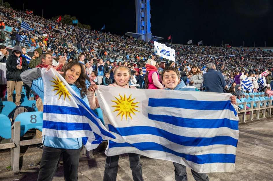 Niños, niñas y adolescentes en el Estadio Centenario en el partido de Uruguay