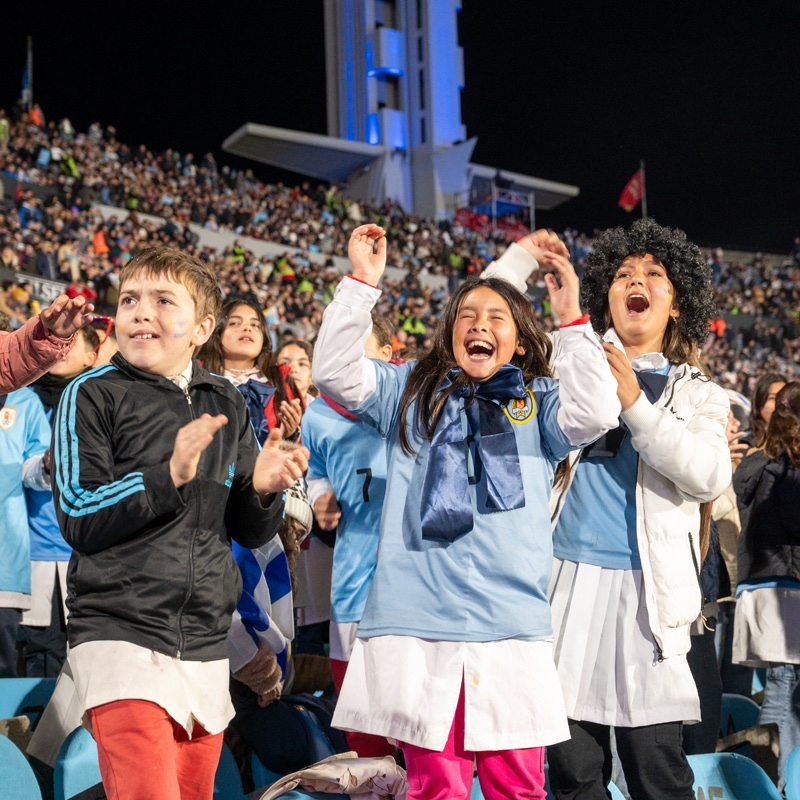 Niños, niñas y adolescentes en el Estadio Centenario en el partido de Uruguay