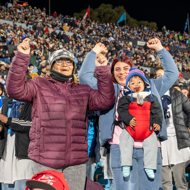 Niños, niñas y adolescentes en el Estadio Centenario en el partido de Uruguay