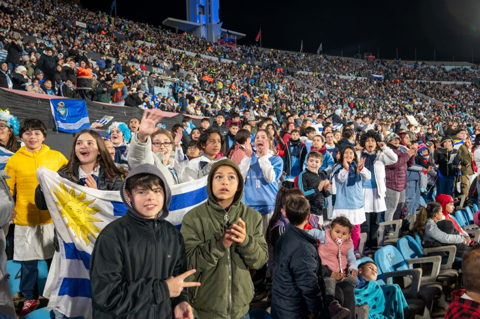 Niños, niñas y adolescentes en el Estadio Centenario en el partido de Uruguay
