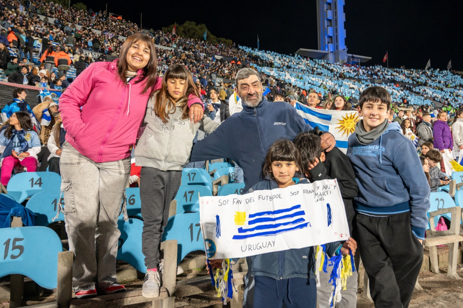 Niños, niñas y adolescentes en el Estadio Centenario en el partido de Uruguay