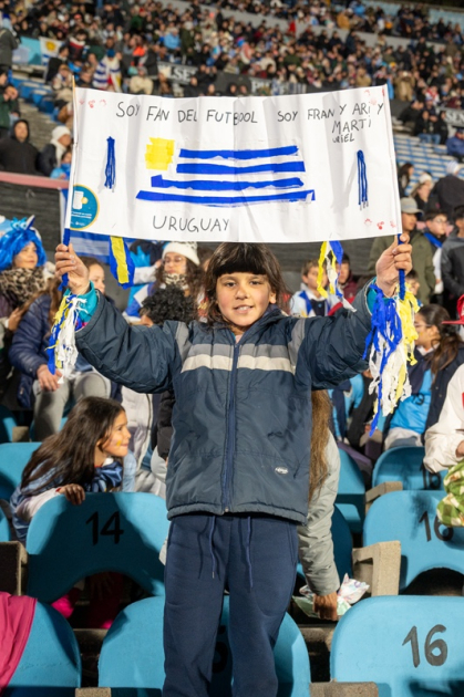 Niños, niñas y adolescentes en el Estadio Centenario en el partido de Uruguay