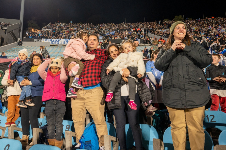 Niños, niñas y adolescentes en el Estadio Centenario en el partido de Uruguay