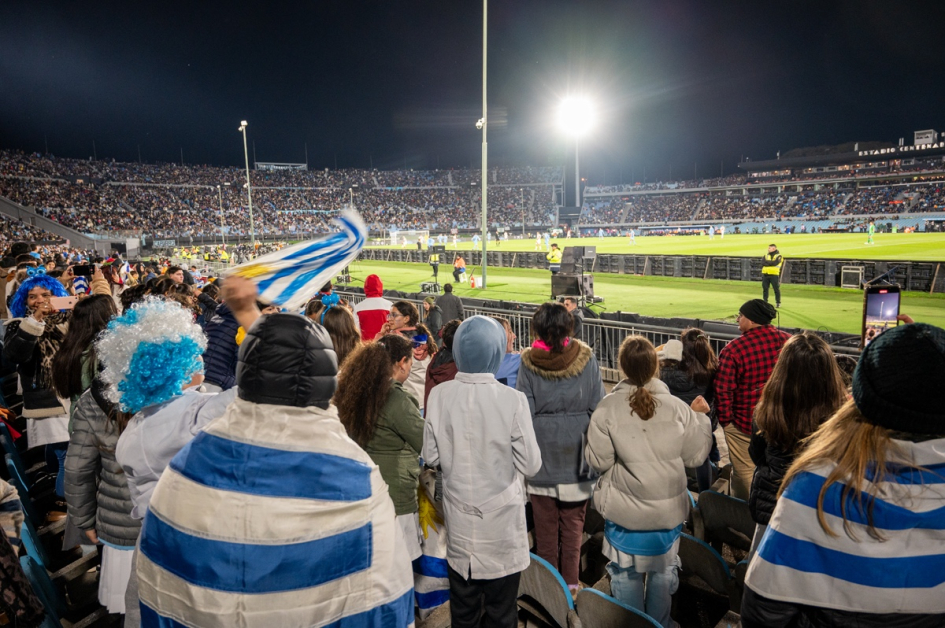 Niños, niñas y adolescentes en el Estadio Centenario en el partido de Uruguay