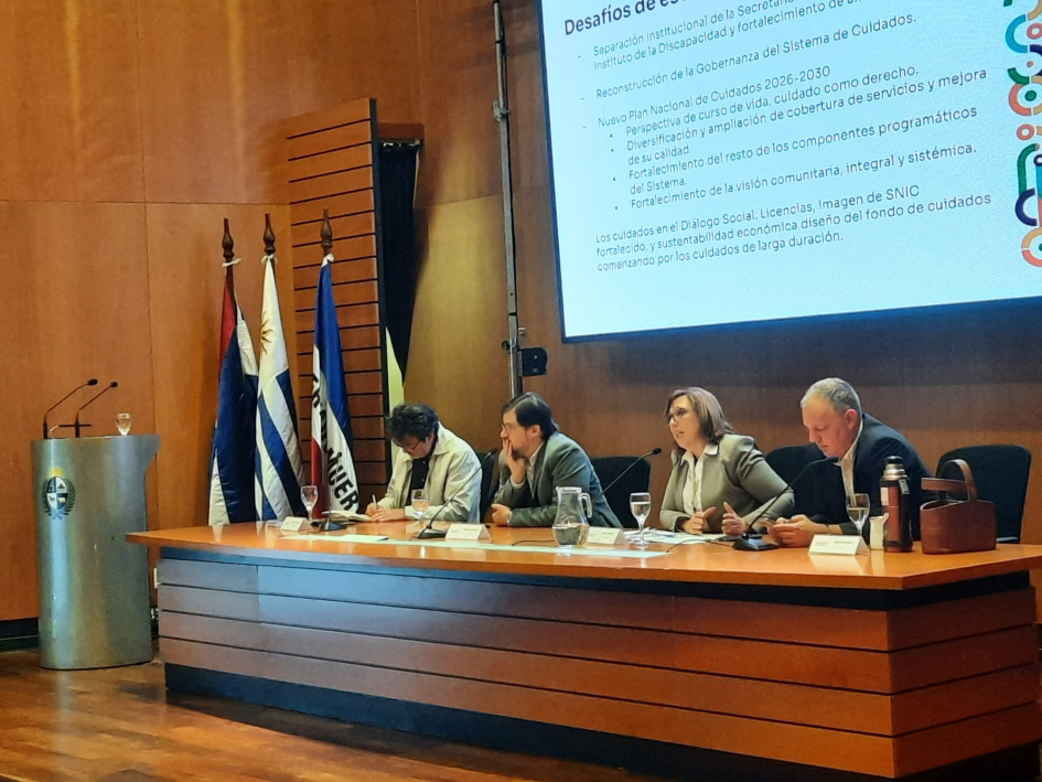 Seminario del Diálogo Social sobre ampliación de cobertura y tiempos de educación y cuidados Susana Muñiz e integrantes de la mesa de expositores