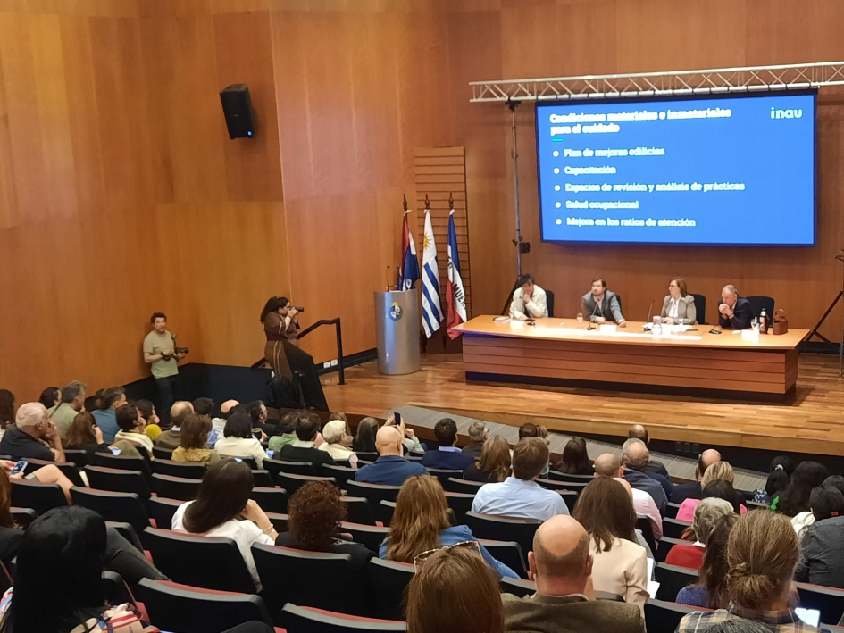 Seminario del Diálogo Social sobre ampliación de cobertura y tiempos de educación y cuidados Susana Muñiz e integrantes de la mesa de expositores