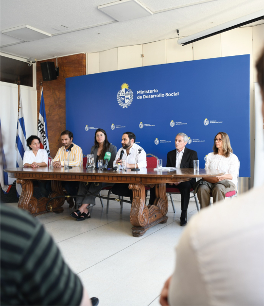 Autoridades de ANDE, Ministerio de Desarrollo Social y República Microfinanzas. Mesa de autoridades en conferencia.