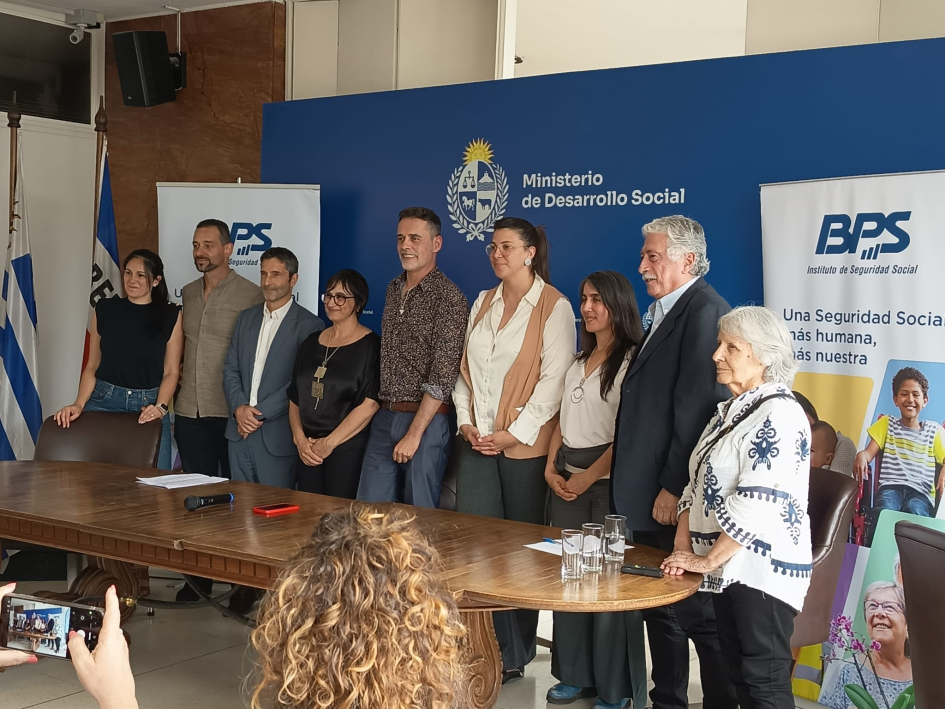 Autoridades en la firma del convenio Mides - BPS Autoridades en la firma del convenio Mides - BPS