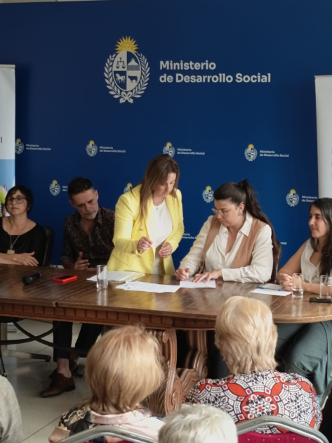 Autoridades y público en general en la firma del convenio Mides - BPS Autoridades y público en general en la firma del convenio Mides - BPS