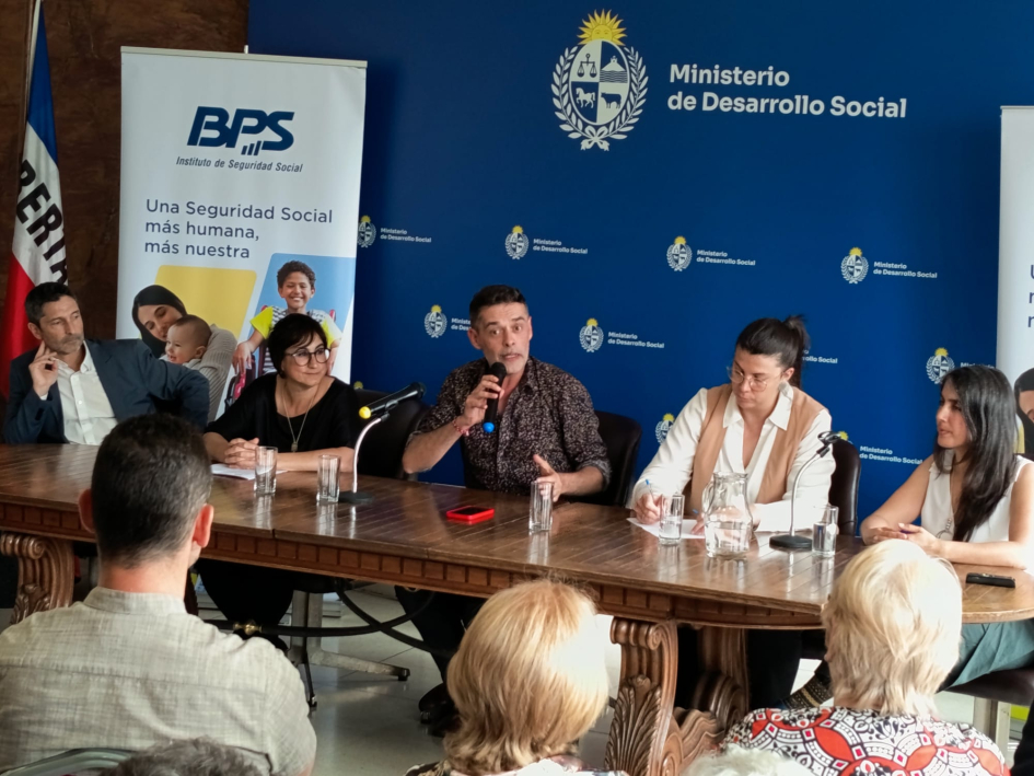 Autoridades y público en general en la firma del convenio Mides - BPS Autoridades y público en general en la firma del convenio Mides - BPS