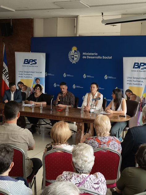 Autoridades y público en general en la firma del convenio Mides - BPS Autoridades y público en general