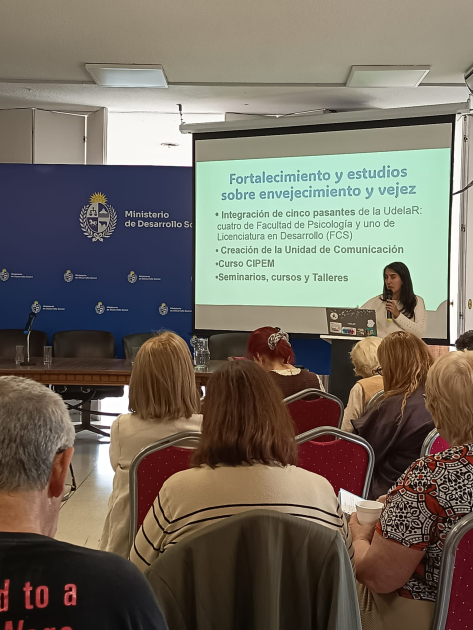 Marianela Larzábal directora del Inmayores presenta los ejes a trabajar en la reunión del consejo. Marianela Larzábal directora del Inmayores presenta los ejes a trabajar en la reunión del consejo.