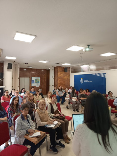 Marianela Larzábal directora del Inmayores presenta los ejes a trabajar en la reunión del consejo. Marianela Larzábal directora del Inmayores presenta los ejes a trabajar en la reunión del consejo.