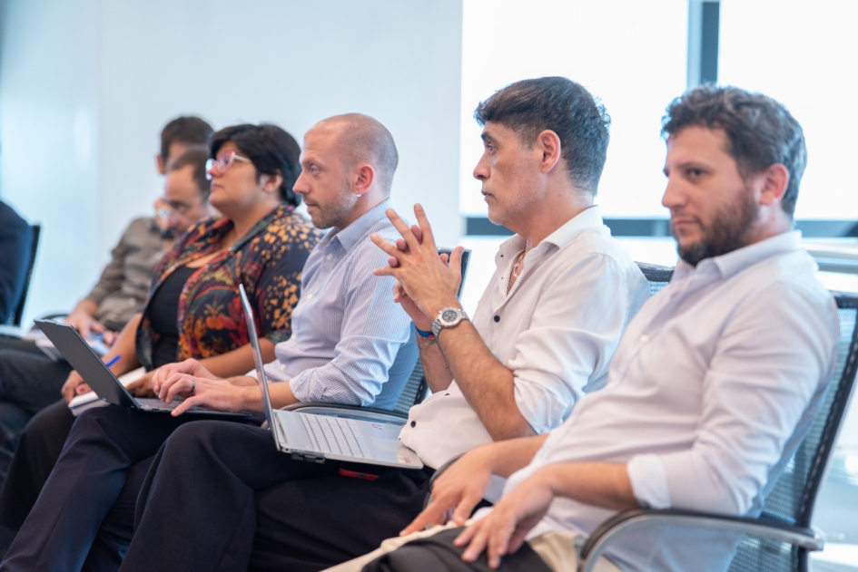 Autoridades reunidas en la primera reunión del gabinete de infancia.