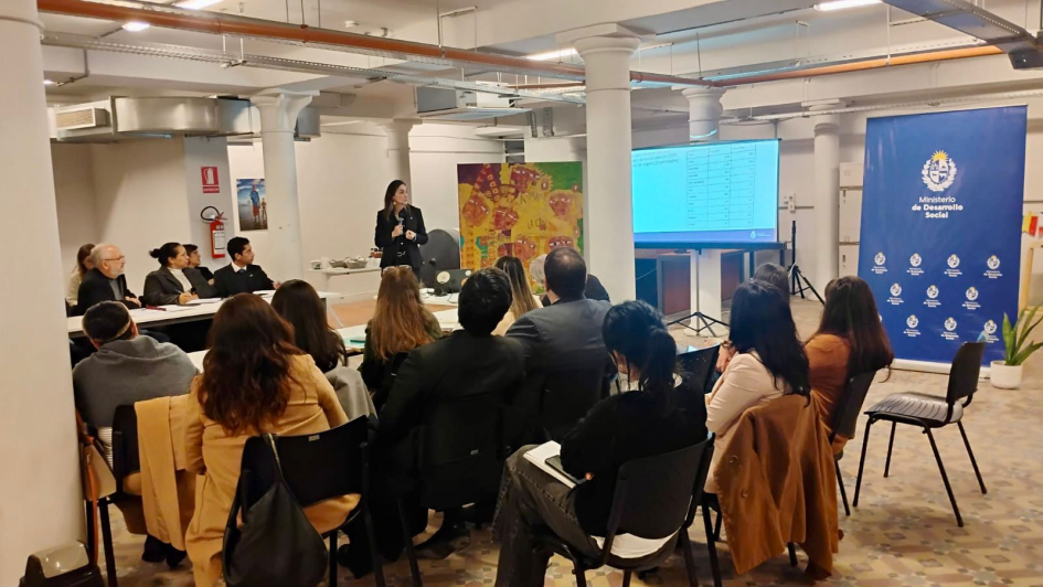Reunión de cónsules en división de protección social para personas migrantes. Reunión de cónsules en división de protección social para personas migrantes.