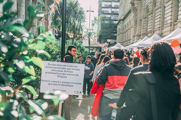 Foto: Marcelo Franchi Vista del Callejón de la Universidad, en donde se ven los participantes recorriendo el lugar.