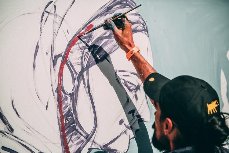 Foto: Marcelo Franchi Jóven pintando un mural en primer plano