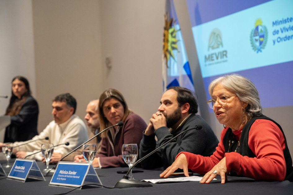 Mesa de autoridades en firma de convenio