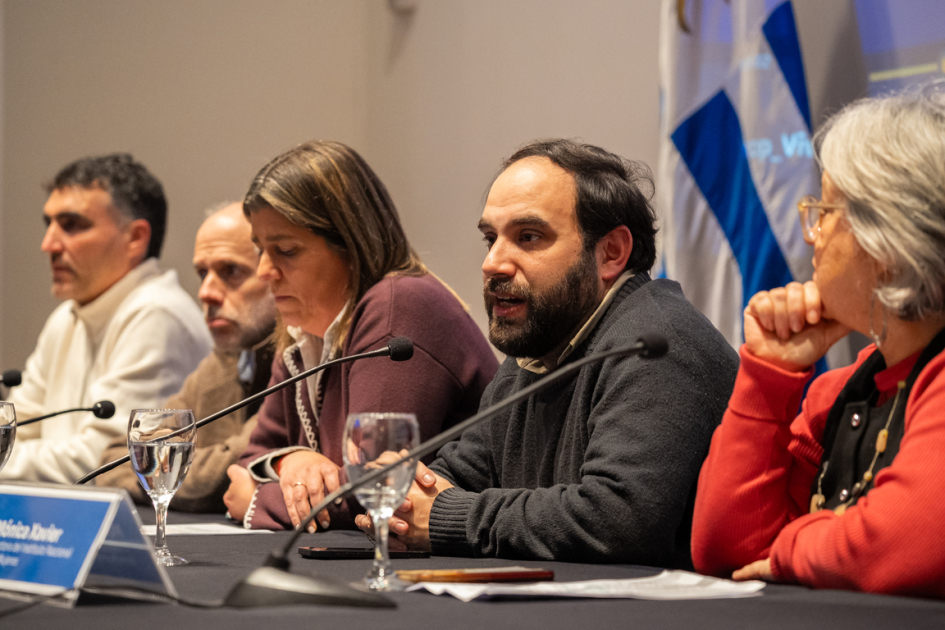 Mesa de autoridades en firma de convenio