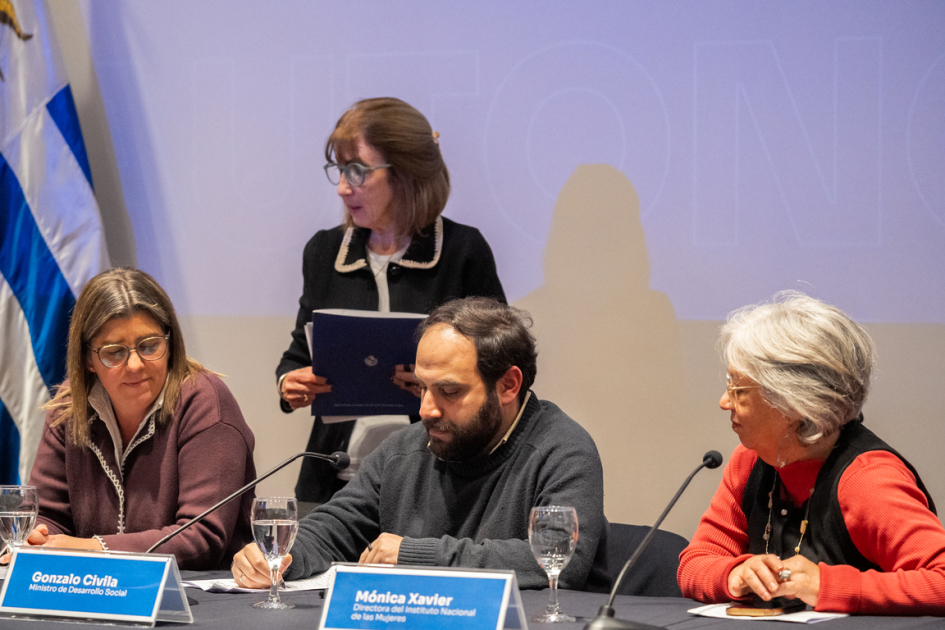 Mesa de autoridades en firma de convenio
