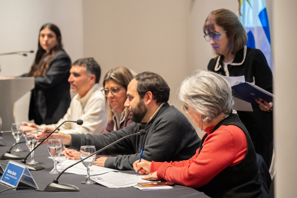 Mesa de autoridades en firma de convenio