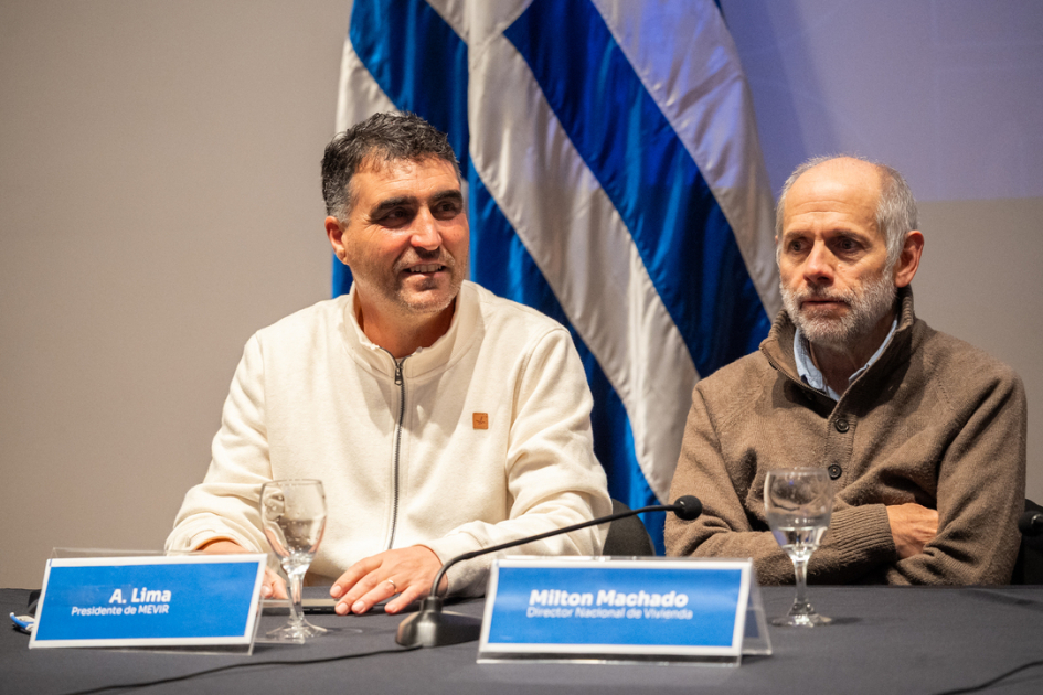Mesa de autoridades en firma de convenio