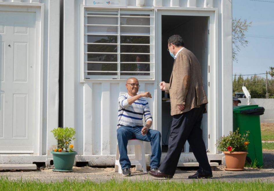 El Ministro Bartol saluda a un beneficiario. El ministro Bartol saluda a un beneficiario.