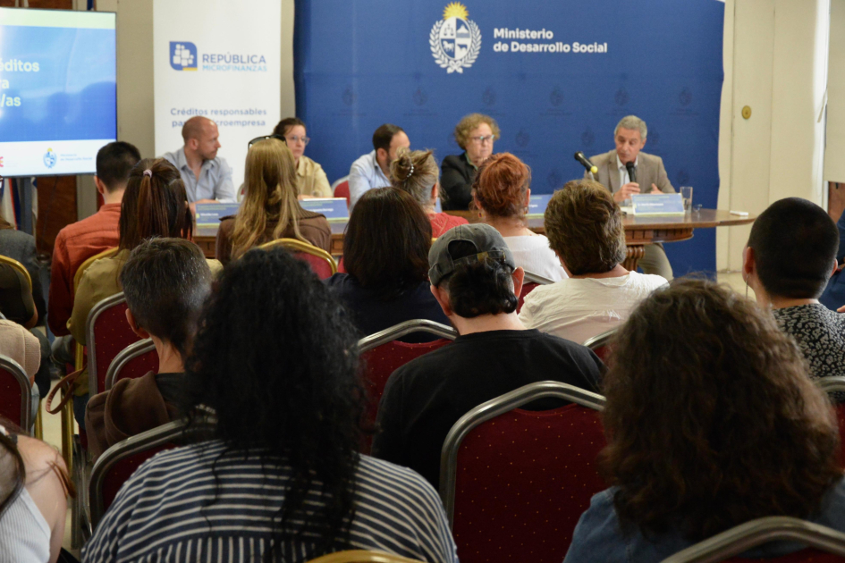 Público asistente en la conferencia de prensa Público asistente en la conferencia de prensa